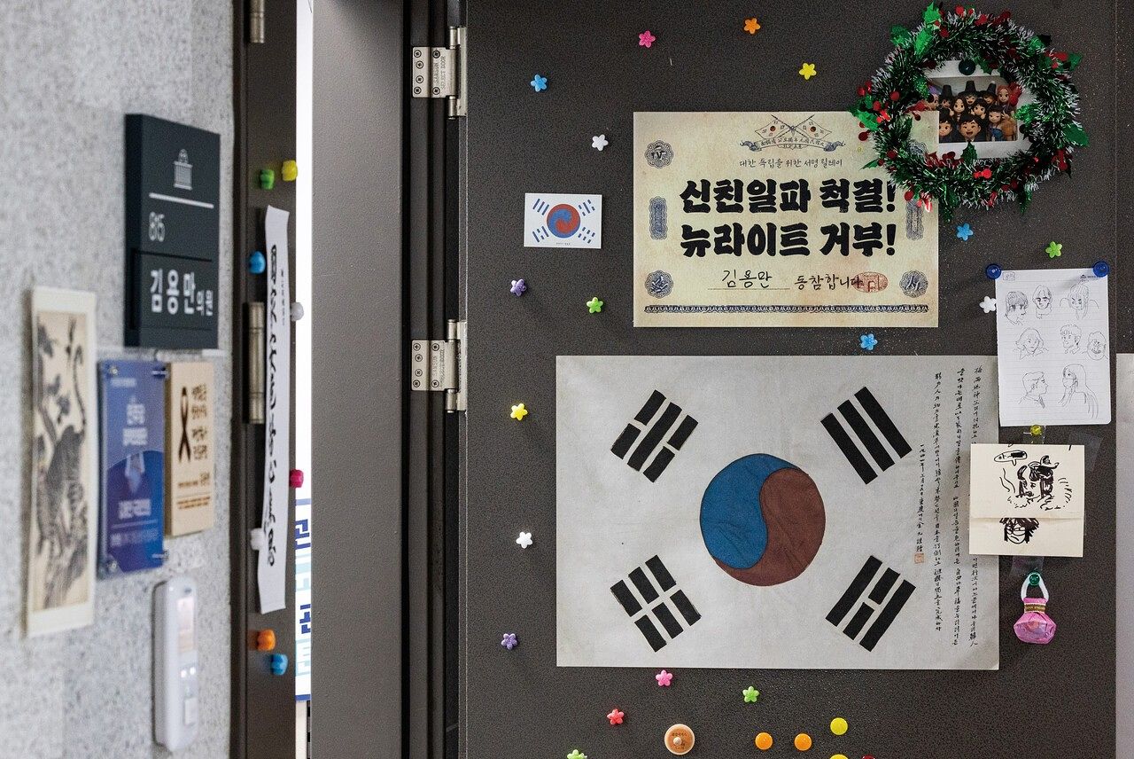 김용만 의원실 출입분에 적힌 ‘신친일파 척결 뉴라이트 거부’는 김 의원이 정치에 입문하게 된 계기이기도 하다. 최기웅 기자