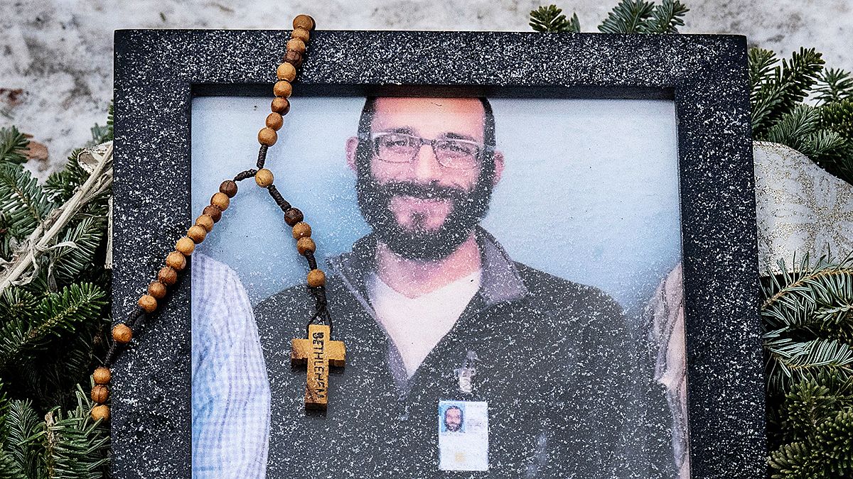  현지시간 25일 미네소타주 미니애폴리스에서 연방 이민국 요원들에게 총격을 받고 사망한 알렉스 프레티의 임시 추모 장소에 놓인 액자 속 사진 위에 묵주가 놓여 있다. AFP=연합뉴스