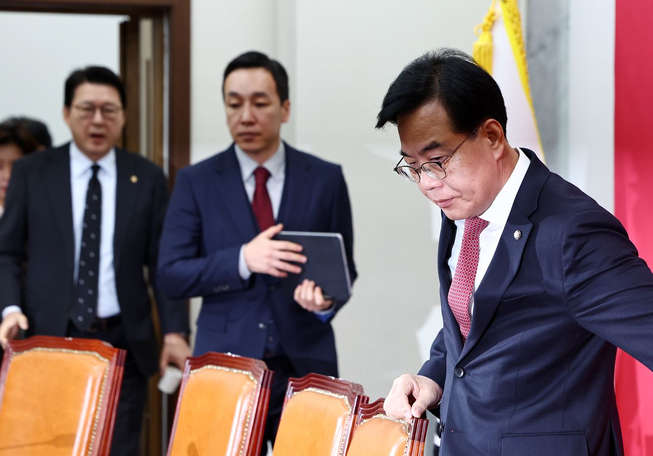 송언석 국민의힘 원내대표가 26일 오전 서울 여의도 국회에서 열린 최고위원회의에 참석하고 있다. 뉴시스 