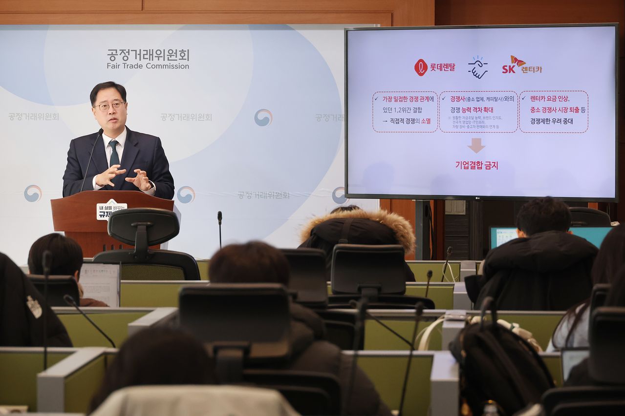 이병건 공정거래위원회 기업거래결합심사국장이 26일 정부세종청사 공정위 기자실에서 SK렌터카와 롯데렌탈 기업결합 심사결과를 발표하고 있다. 연합뉴스