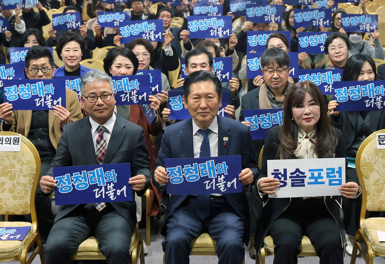 정청래(앞줄 가운데) 더불어민주당 대표가 25일 오후 제주시 도남동 제주상공회의소 국제회의장에서 열린 청솔포럼 비전 선포식에서 참석자들과 기념촬영을 하고 있다. 청솔포럼은 정 대표 지지자 모임이다. 연합뉴스 