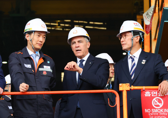 김민석 국무총리와 마크 카니 캐나다 총리가 지난해 10월 30일 경남 거제 한화오션 거제조선소에서 조립공장을 시찰하고 있다. 왼쪽은 김동관 한화그룹 부회장.연합뉴스