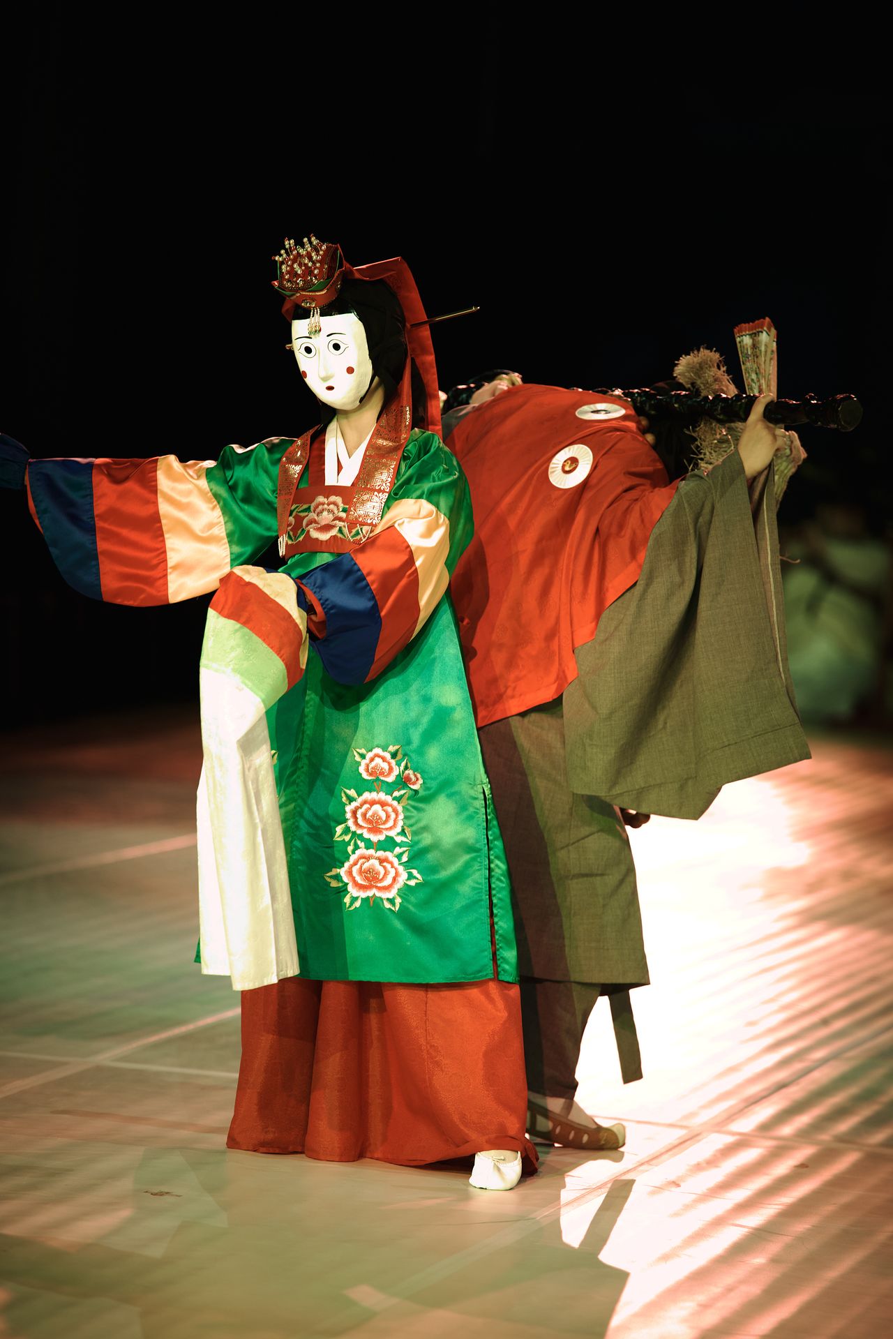 ‘에피소드:2, 탈춤’ 공연에서 봉산탈춤의 파계승 ‘노장’과 ‘노장’을 유혹하는 ‘소무’의 새로운 모습을 볼 수 있다. [사진 링크서울]