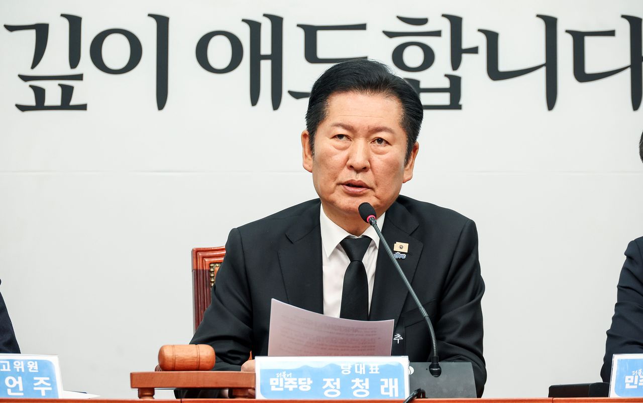 정청래 더불어민주당 대표가 26일 오전 국회에서 열린 최고위원회의에 참석해 고 이해찬 전 총리를 애도하는 발언을 하고 있다. 김성룡 기자