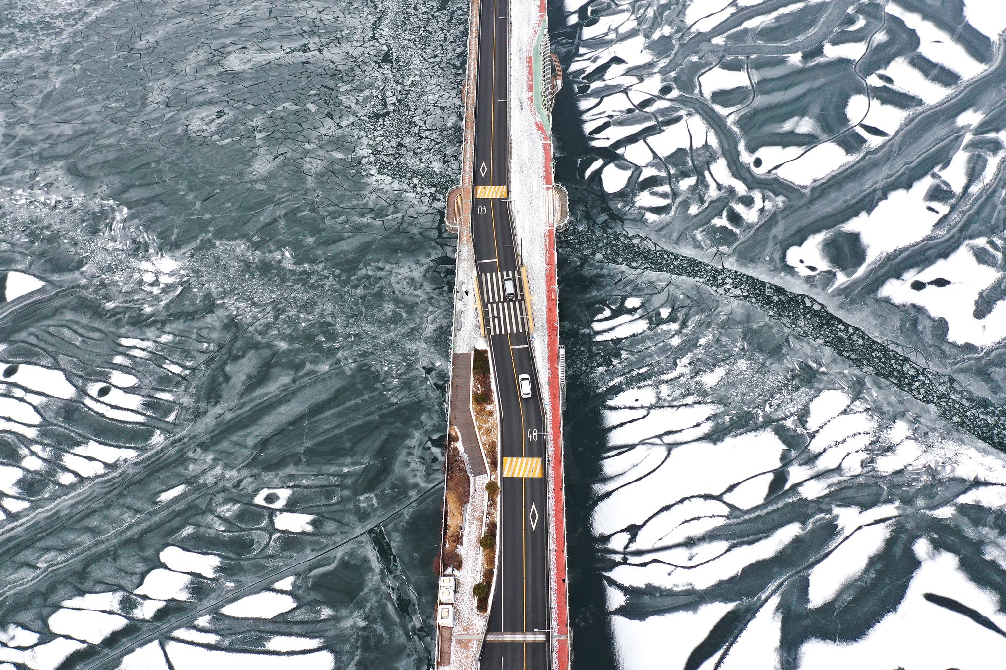 한파가 지속되고 있는 26일 서울 광진교 인근 한강이 얼어 있다. 뉴시스