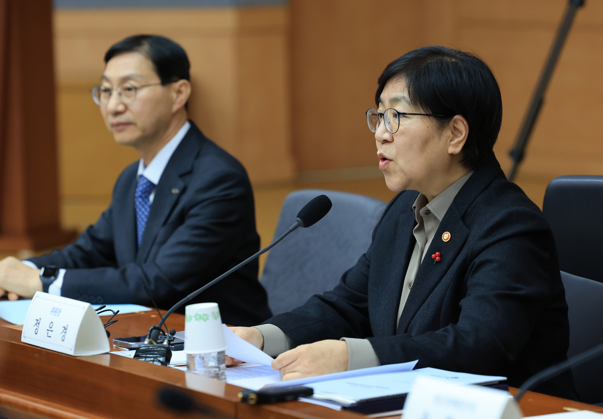 정은경 보건복지부 장관(오른쪽)이 지난달 15일 정부서울청사에서 열린 국민연금 기금운용위원회 회의에서 발언하고 있다. 뉴스1