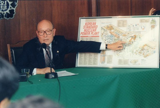 공로명 당시 외무장관이 1995년 6월 13일 오전 콸라룸푸르 북-미 경수로협상 타결과 관련해 외무부에서 기자회견을 갖고 한국표준형 경수로 노형에 대해 설명하고 있다.