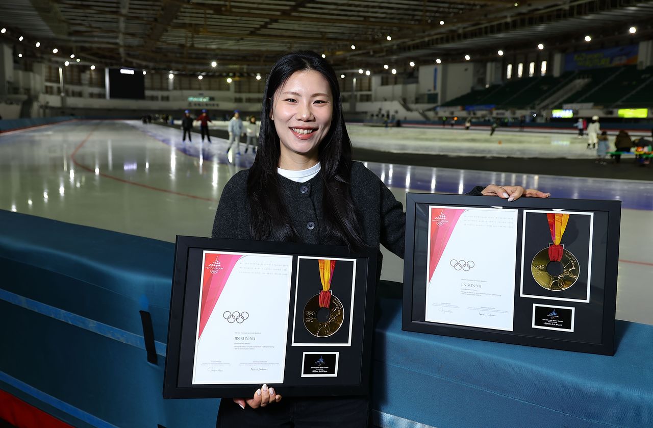 20년 전 토리노 올림픽(아래 사진)에서 3관왕에 오른 진선유는 고이 보관한 금메달을 들고 후배들을 응원했다. 김종호 기자
