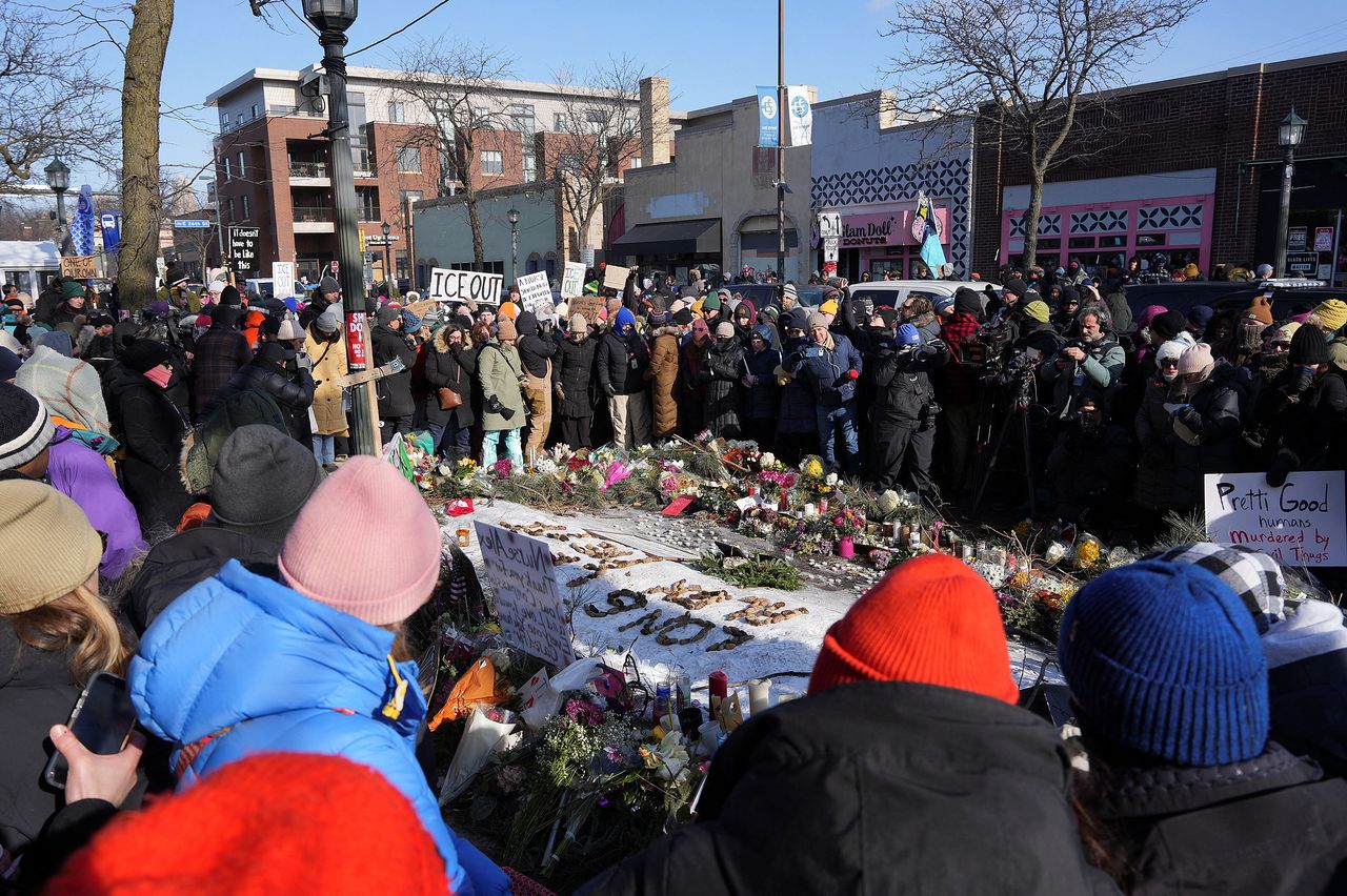 현지시간 25일 미국 미네소타주 미니애폴리스에서 알렉스 프레티로 확인된 남성이 연방 이민국 요원들에 의해 체포 시도 중 총격으로 사망한 현장에 마련된 임시 추모 장소에 사람들이 모여 있다. 로이터=연합뉴스
