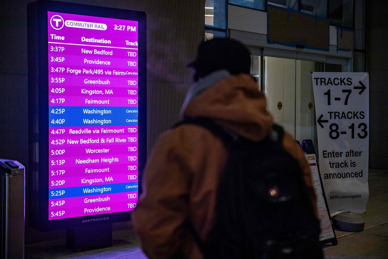 현지시간25일, 매사추세츠주 보스턴에서 눈보라로 열차 운행이 중단되자 한 사람이 출발 안내판을 바라보고 있다. 미국 전역을 휩쓸고 북동부로 향하는 대규모 겨울 폭풍이 수천만 명의 미국인들에게 정전, 교통 마비, 뼈를 시리게 하는 추위를 위협하고 있다. AFP=연합뉴스