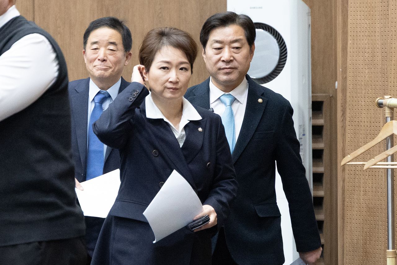 이언주, 황명선, 강득구 더불어민주당 최고위원이 23일 서울 여의도 국회에서 정청래 대표의 조국혁신당과의 합당 제안과 관련해 규탄 및 사과를 촉구하는 기자회견을 위해 단상으로 향하고 있다. 뉴스1