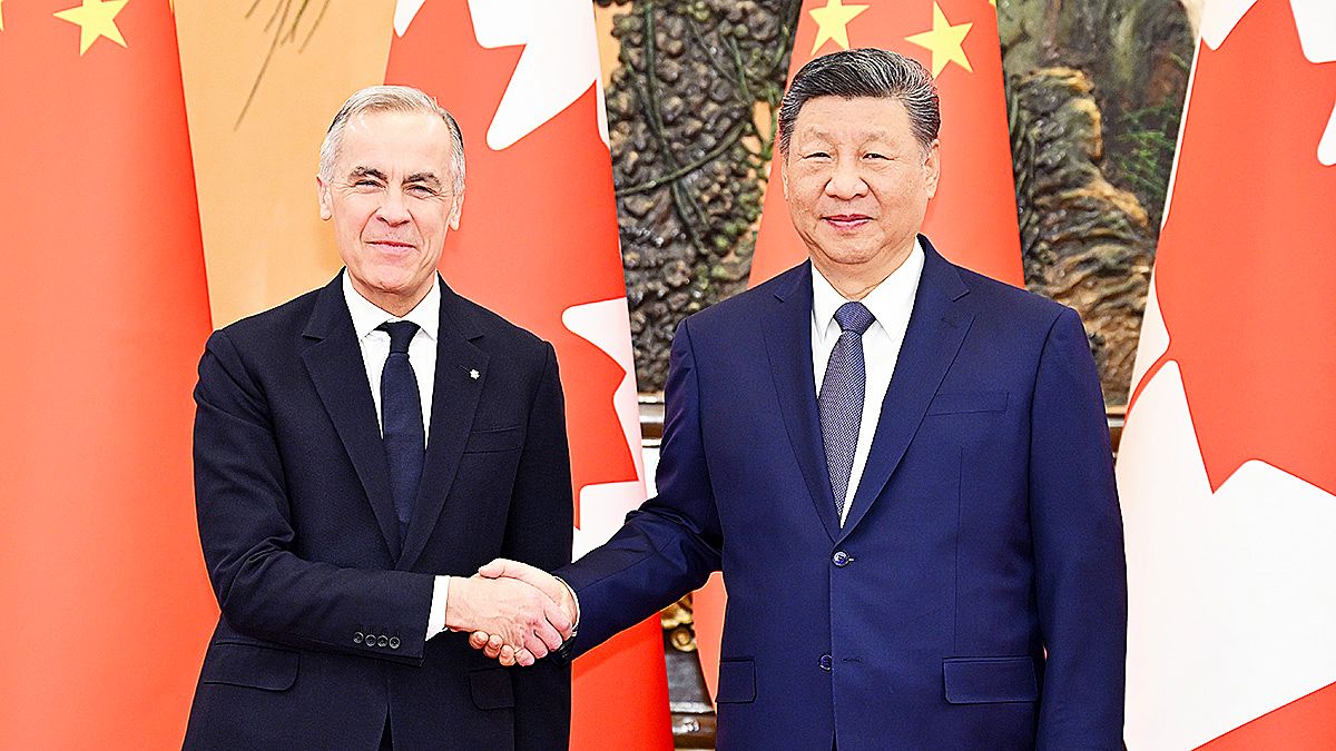  마크 카니 캐나다 총리(왼쪽)와 시진핑 중국 국가주석이 16일(현지시간) 베이징 인민대회당에서 정상회담을 을 갖기 전 악수하고 있다. 신화통신=연합뉴스