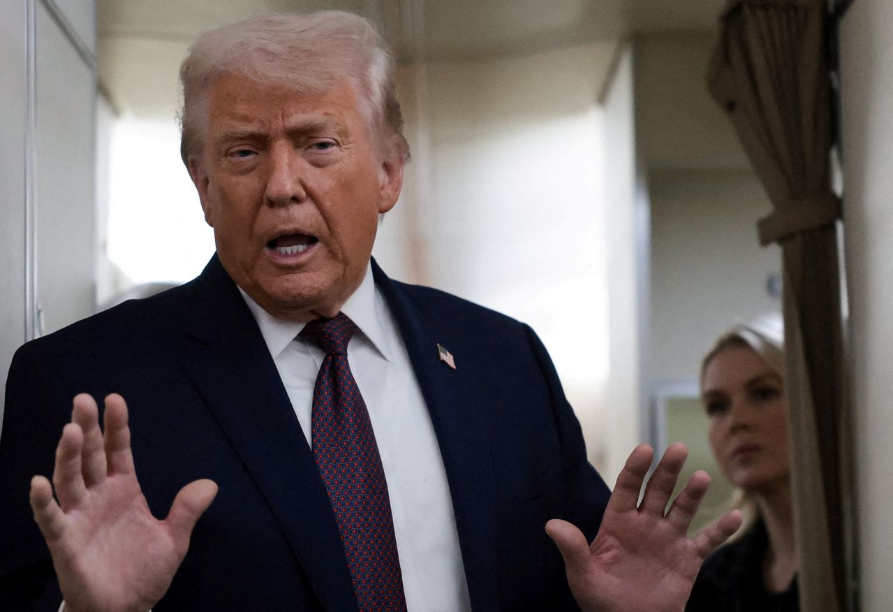 도널드 트럼프 미국 대통령이 지난 22일, 스위스 다보스에서 열린 세계경제포럼(WEF) 참석 후 워싱턴으로 귀국하는 길에 에어포스 원 기내에서 기자들과 대화하고 있다. 로이터=연합뉴스