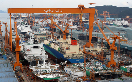 경남 거제시 한화오션 거제사업장에 설치된 대형 크레인과 건조 중인 선박.   뉴스1