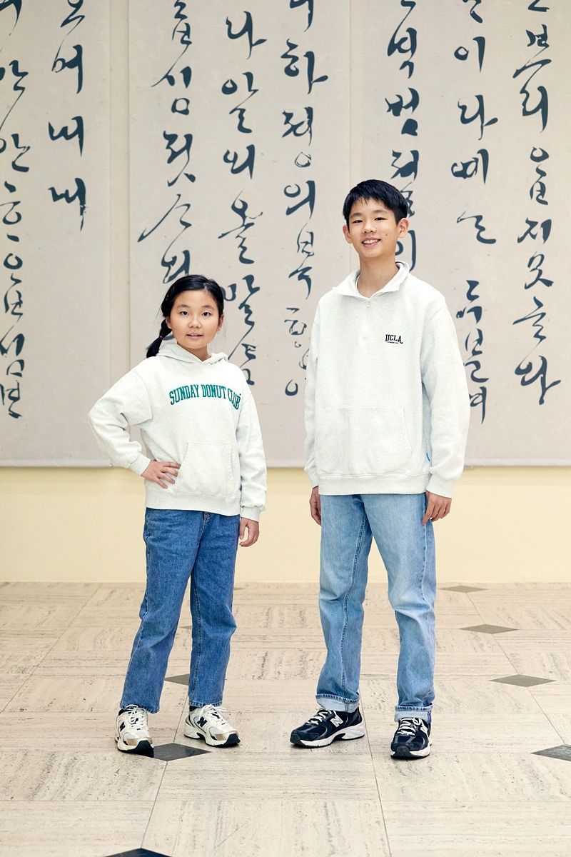 장이안(왼쪽)·이서준 학생기자가 전시 '한글편지, 문안 아뢰옵고'를 찾아 조선시대 한글편지에 대해 살폈다.