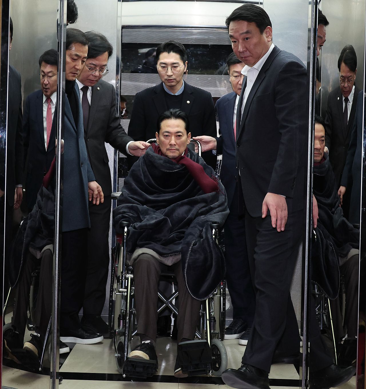 '통일교·공천헌금' 쌍특검법 수용을 촉구하며 단식을 시작한 장동혁 국민의힘 대표가 22일 서울 여의도 국회에서 단식 8일 만에 박근혜 전 대통령의 단식 중단 권고를 받아들여 병원으로 이송되고 있다. 뉴스1