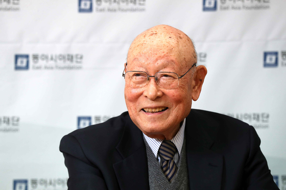 공로명 전 외교부 장관이 2019년 1월 2일 서울 종로구 신교동 동아시아재단 사무실에서 중앙일보와 인터뷰를 갖고 있다. 김상선 기자