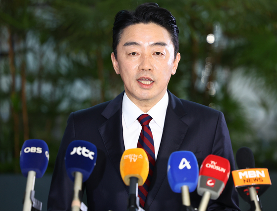 강훈식 대통령 비서실장이 지난해 11월 13일 인천국제공항 제1여객터미널 출국장에서 아랍에미리트(UAE) 아부다비로 출국하기 전 취재진과 약식 인터뷰를 하고 있다. 연합뉴스