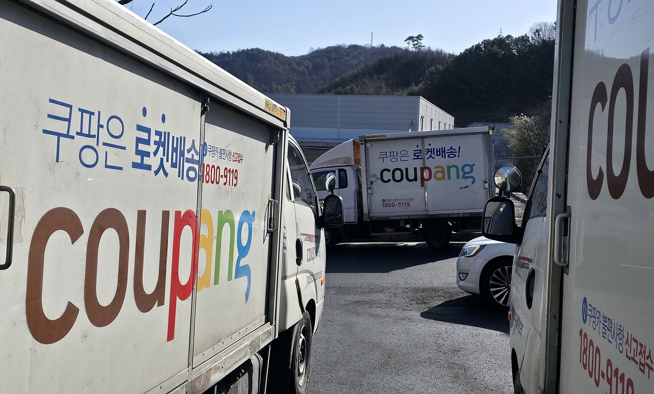 대규모 개인정보 유출 사태를 일으킨 쿠팡이 공정거래위원회의 조사를 3주차 받고 있는 가운데 25일 오후 충남의 한 쿠팡 물류센터 앞에 쿠팡 로켓배송 차량이 줄지어 서 있다. 김성태 객원 기자