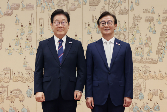 이재명 대통령이 지난해 7월 28일 서울 용산 대통령실 청사에서 전재수 신임 해양수산부 장관에게 임명장을 수여한 뒤 기념촬영 하고 있다. [청와대사진기자단]