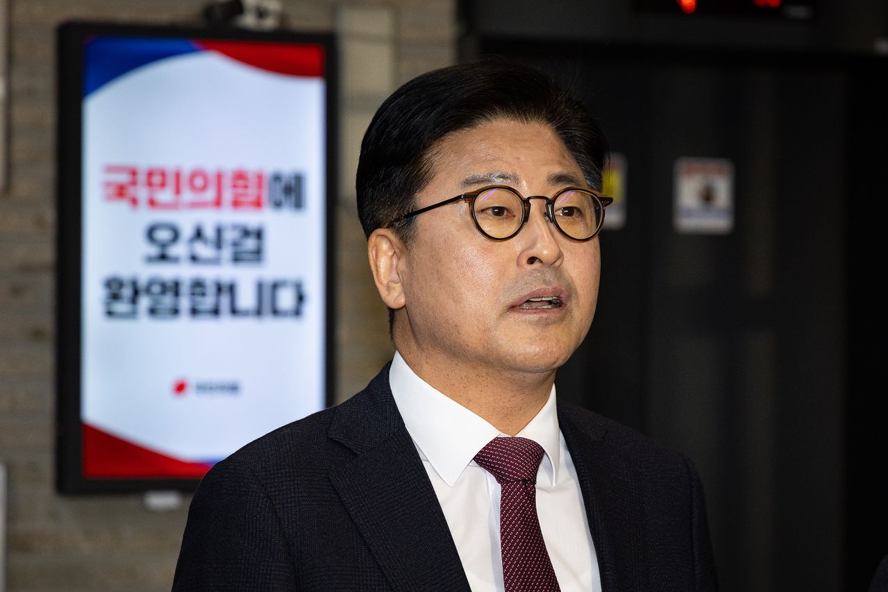 김종혁 전 국민의힘 최고위원이 19일 서울 여의도 중앙당사에서 열린 윤리위원회에 출석한 후 나와 취재진 질문에 답하고 있다. 뉴스1