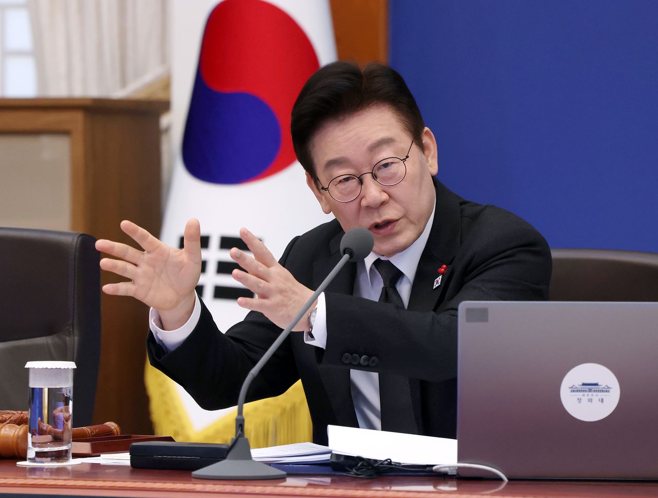 이재명 대통령이 27일 청와대 본관에서 열린 국무회의에서 다음 달 개막하는 동계올림픽에 대한 정부 차원의 홍보를 당부하고 있다. [청와대사진기자단]