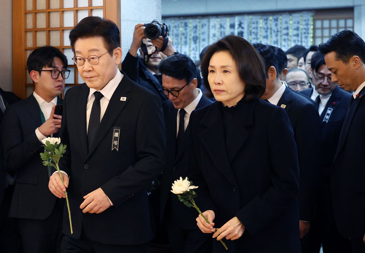 이재명 대통령과 김혜경 여사가 27일 서울 종로구 서울대학교병원 장례식장에 마련된 故 이해찬 전 국무총리(민주평화통일자문회의 수석부의장)의 빈소에서 조문을 하고 있다. 뉴스1