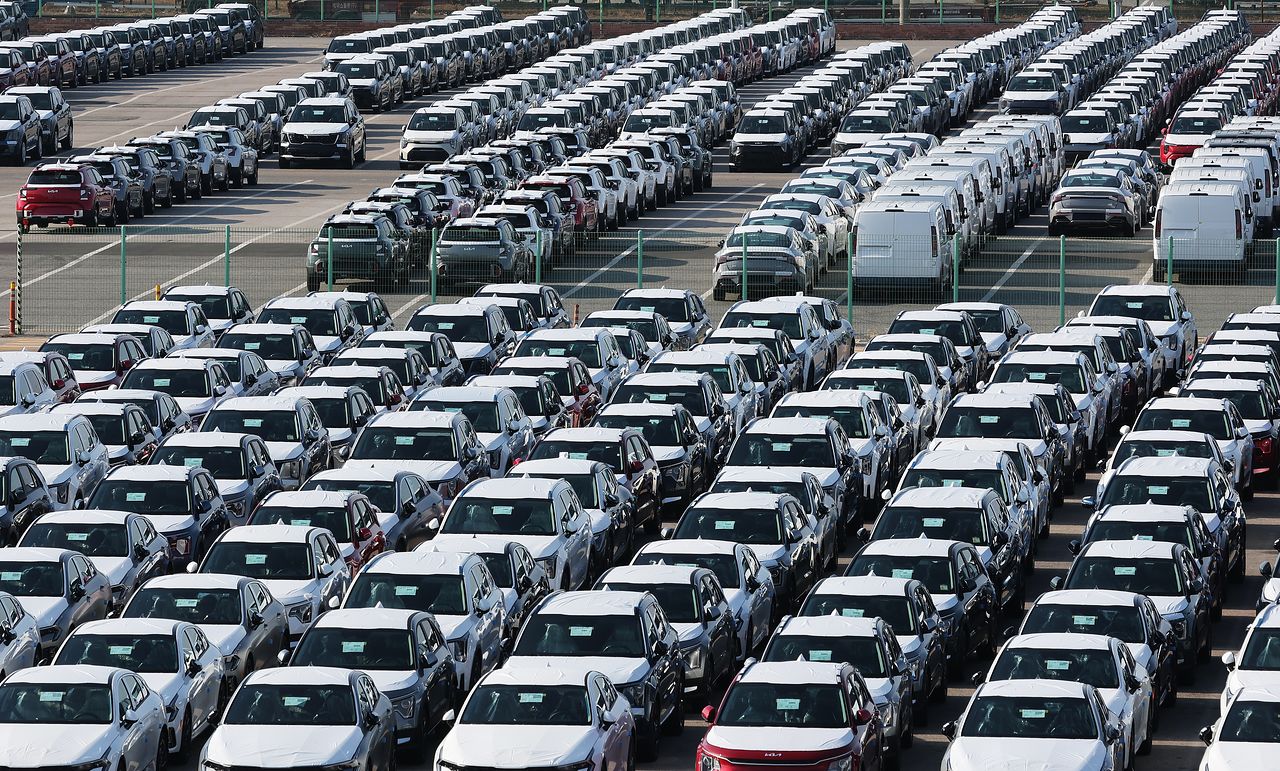 14일 경기도 평택항에 수출용 자동차가 세워져 있다. 연합뉴스