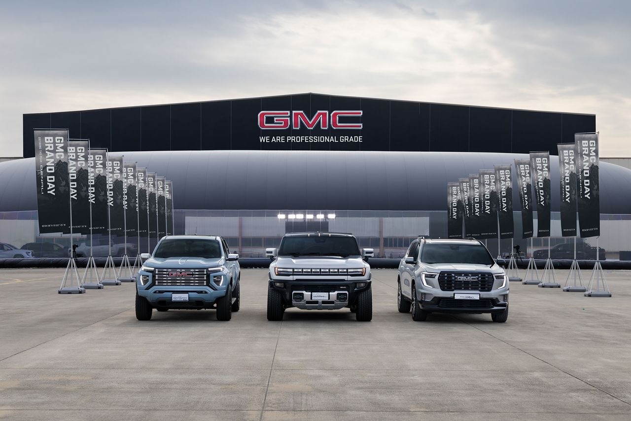 한국GM은 27일 경기 김포 한국타임즈항공에서 열린 GMC 브랜드 데이에서 신차 3종을 공개했다. 왼쪽부터 캐니언, 허머EV, 아카디아. 사진 한국GM