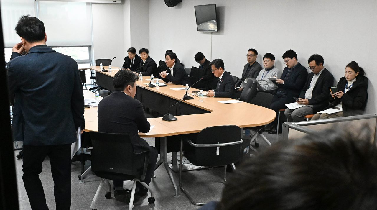 더불어민주당 소속 재정경제기획위원회 위원들이 27일 서울 여의도 국회 의원회관에서 열린 트럼프 관세 관련 당정 협의에서 이형일 재정경제부 1차관 등과 대화하고 있다. 임현동 기자