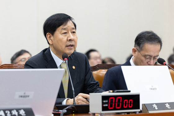 구윤철 경제부총리 겸 기획재정부 장관이 지난해 10월 30일 서울 여의도 국회에서 열린 기획재정위원회 기획재정부 등에 대한 국정감사에 출석해 의원 질의에 답변하고 있다. 뉴스1