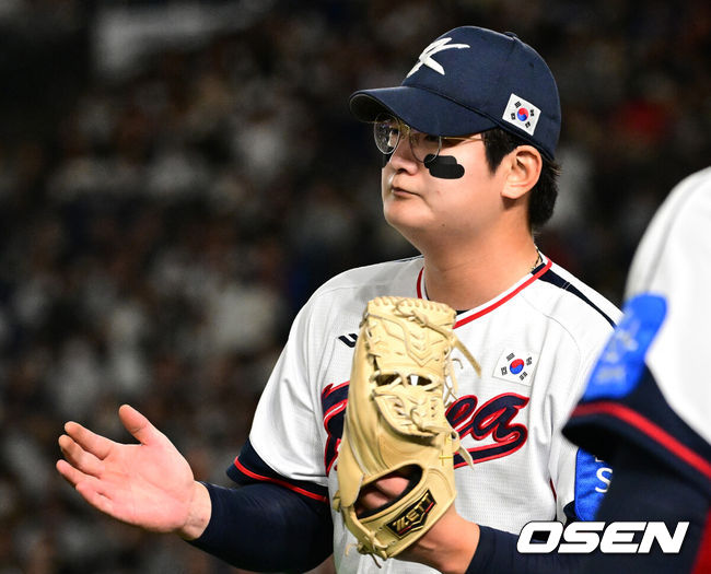 [OSEN=도쿄(일본), 조은정 기자] 대한민국 야구 대표팀이 극적인 무승부를 거두며 한일전 연패를 10연패에서 막았다.한국은 16일 일본 도쿄도 도쿄돔에서 열린 ‘2025 NAVER K-BASEBALL SERIES’ 일본과의 2차전에서 7-7 무승부를 거뒀다. 2연전 시리즈 1무 1패를 기록한한국은 2015년 프리미어12 준결승전 4-3 승리 이후 성인 대표팀 기준(아시안게임 제외) 한일전에서 10연패를 기록했지만 처음으로 무승부를 만드는데 성공했다.9회초 수비를 마친 대한민국 김서현이 동료들과 하이파이브를 나누고 있다. 2025.11.16 /cej@osen.co.kr