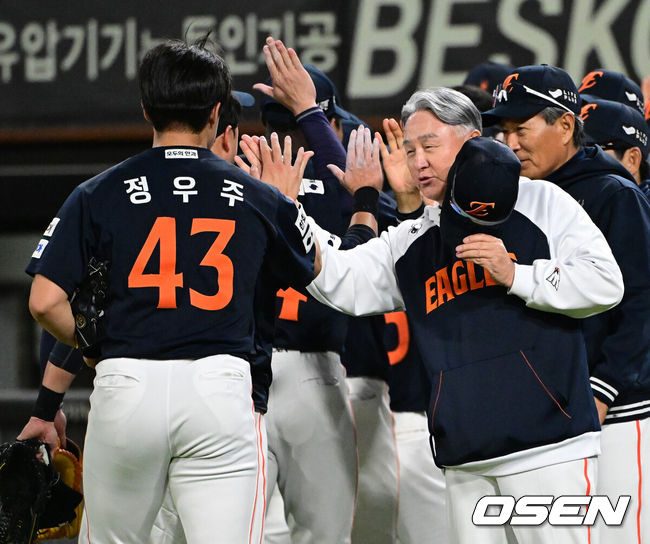 [OSEN=광주, 지형준 기자] 한화 이글스가 짜릿한 연장승을 거두며 5연승을 질주했다.한화는 2일 광주-기아 챔피언스필드에서 열린 2025 프로야구 신한은행 SOL bank KBO리그 KIA 타이거즈와의경기를 3-2로 잡았다. 연장 11회초 노시환이 좌월 솔로포를 터트려 결승점을 뽑았다.선발 엄상백 5이닝 2실점에 이어 필승조까지 총동원해 무실점으로 막았다. 5연패에 빠진 선두 LG 트윈스에 반게임차로 다가섰다.경기를 마치고 한화 김경문 감독과 정우주와 승리 하이파이브를 하고 있다. 2025.05.02 /jpnews@osen.co.kr