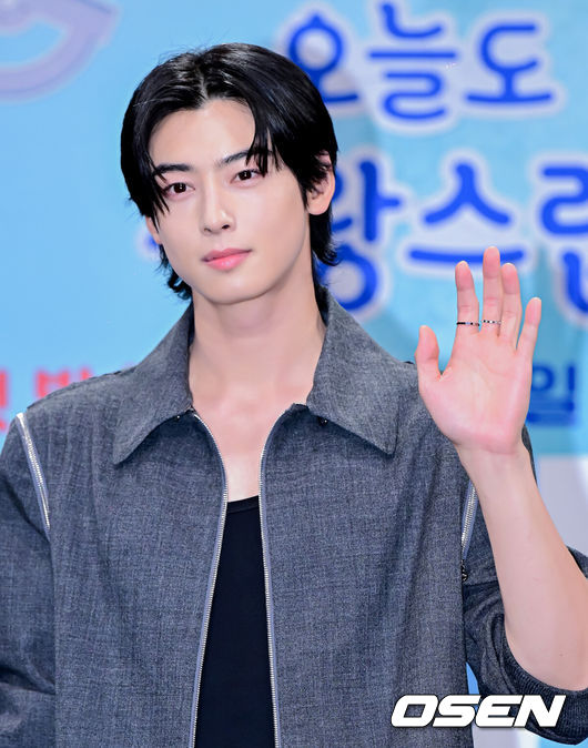 [OSEN=지형준 기자] 11일 오후 서울 상암동 MBC에서 새 수요드라마 ‘오늘도 사랑스럽개’ 제작발표회가 열렸다.‘오늘도 사랑스럽개’는 동명의 네이버웹툰 ‘오늘도 사랑스럽개’(작가 이혜)가 원작으로 키스를 하면 개로 변하는 저주에 걸린 여자와 그 저주를 풀 수 있는 유일한 치트키지만 개를 무서워하는 남자의 댕며드는 예측불허 판타지 로맨스 드라마다. 특히 원작과 완벽한 싱크로율을 자랑하는 배우 차은우, 박규영, 이현우 등의 케미가 방송 전부터 큰 이슈를 몰고 있다.배우 차은우가 포토타임을 하고 있다. 2023.10.11 /jpnews@osen.co.kr