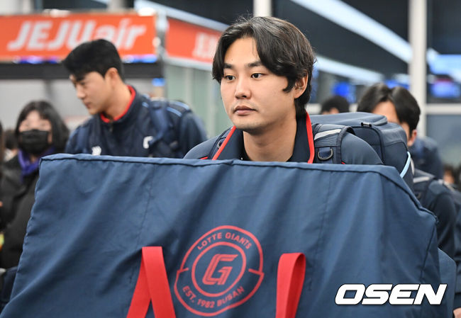 [OSEN=부산, 이석우 기자] 롯데 자이언츠 선수단이 25일 김해공항을 통해 전지훈련지인 대만 타이난으로 출국했다.김태형 감독 등코치진과 투수20명,포수5명,내야수9명,외야수7명 등 총41명의 선수단이 1월 20일까지 1차 캠프에서 체력 강화와 기술 훈련을 치른 뒤 21일부터 3월 5일까지 일본 미야자키로 옮겨 2차 캠프에서 구춘리그에 참가해 실전 감각을 점검한다. 롯데 자이언츠 정철원이 출국하고 있다. 2026.01.25 / foto0307@osen.co.kr