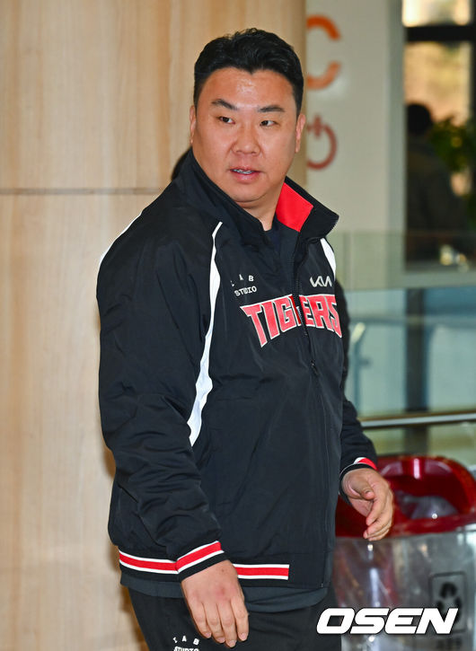 [OSEN=김포공항, 박준형 기자] 2026시즌 스프링캠프 나서는 KIA 코칭스태프와 외국인 선수들이 22일 김포국제공항을 통해 일본 아마미오시마로 출국했다. 지난해 미국 캘리포니아 어바인에서 훈련했던KIA는 일본 가고시마현의 외딴섬인 아마미오시마로 1차 훈련지로 정했다. 심재학 KIA 단장은 “미국에서 훈련해서 원하던 결과를 얻지 못했다”면서 “시차 등을 고려해도 일본이 낫다고 평가했다. 현지 실사를 했을 때 훈련에만 집중하기 딱 좋은 환경이었다”고 밝혔다.KIA 이범호 감독이 공항으로 들어서고 있다.    2026.01.22 / soul1014@osen.co.kr