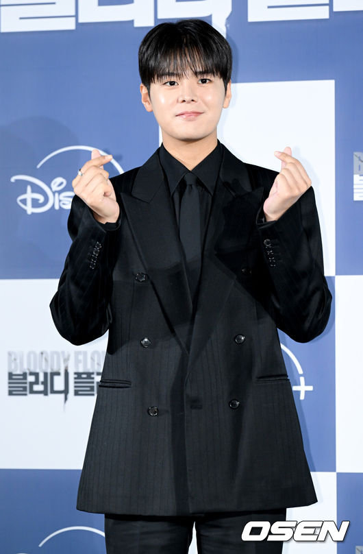 [OSEN=조은정 기자] 디즈니+ '블러디 플라워' 제작발표회가 27일 서울 용산구 CGV용산아이파크몰에서 열렸다.블러디 플라워‘는 모든 불치병을 치료할 수 있는 능력을 가진 연쇄살인범을 둘러싼 사람들의 이야기를 그린 미스터리 스릴러다.배우 려운이 포즈를 취하고 있다. 2026.01.27 /cej@osen.co.kr