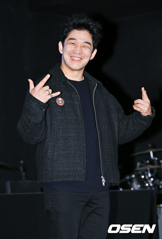 [OSEN=박준형 기자]  5일 오후 서울 강서구 한국음악저작권협회 본사에서 ‘학전 어게인’ 프로젝트 기자회견이 진행됐다. 내년 2월 28일부터 3월 14일까지 학전에서 개최되는 ‘학전 어게인’ 프로젝트에는 박학기를 비롯, 윤도현, 알리, 동물원, 장필순, 권진원, 유리상자, 이한철, 이은미, 자전거 탄 풍경(자탄풍), 여행스케치, 시인과촌장, 크라잉넛, 유재하동문회, 하림, 이정선, 노찾사, 한상원밴드, 최백호, 한영애 등이 노개런티로 릴레이 콘서트를 가진다.한편 학전은 1991년 대학로에 개관한 뒤 라이브 콘서트 문화를 대표하는 공간으로 자리를 잡았지만 만성적인 경영난과 김민기 대표의 건강문제가 겹치며 최근 폐관을 결정했다. 학전 창립 33주년인 내년 3월 15일에 극장의 문을 닫을 방침이다.크라잉넛 한경록이 포즈를 취하고 있다.  2023.12.05 / soul1014@osen.co.kr