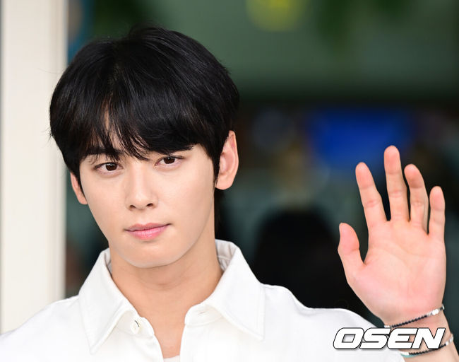 [OSEN=인천공항, 김성락 기자] 10일 오전 배우 차은우가 패션 행사 참석 차 인천국제공항을 통해 이탈리아 베니스로 출국했다. 배우 차은우가 취재진을 향해 포즈를 취하고 있다. 2024.06.10. / ksl0919@osen.co.kr