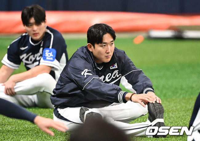 [OSEN=고척, 조은정 기자]류지현 감독이 이끄는 야구 대표팀이 5일 고척스카이돔에서 훈련을 진행했다. 대표팀은 오는8일과 9일고척스카이돔에서 열리는 2025 K-베이스볼 시리즈 체코 대표팀과의 2경기를 시작으로15일과 16일 양일에 걸쳐 일본 도쿄돔에서 일본 대표팀과 2경기를 치른다.야구대표팀 손주영이 몸을 풀고 있다. 2025.11.05 /cej@osen.co.kr