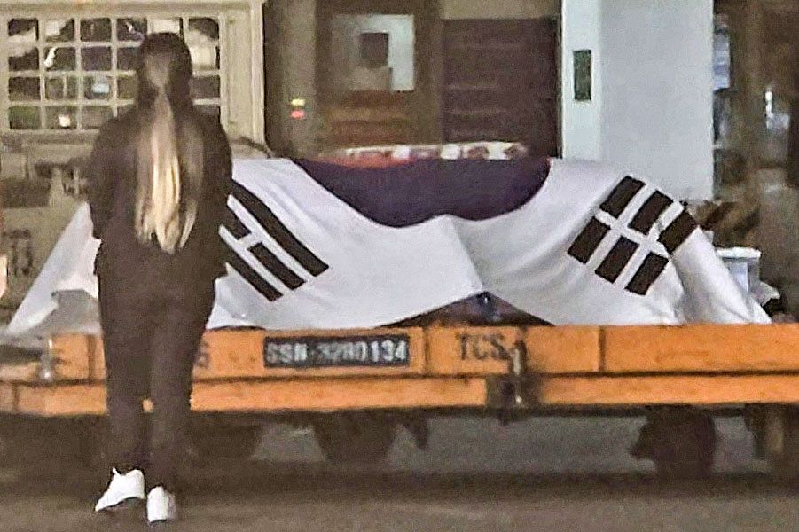 26일(현지시간) 베트남 호찌민시 떤선 국제공항에 도착한 이해찬 민주평화통일자문회의 수석부의장의 관이 대형 태극기에 감싸인 채 공항 내부로 옮겨지고 있다. 연합뉴스