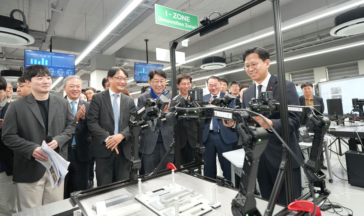 지난 26일 열린 전북대 '피지컬 AI 실증랩' 개소식 및 '전북 AX(AI 전환) 사업 사전 검증 사업' 성과 현장 점검에서 배경훈 부총리 겸 과학기술정보통신부 장관(오른쪽)이 피지컬 AI를 직접 작동해 보고 있다. 사진 전북대