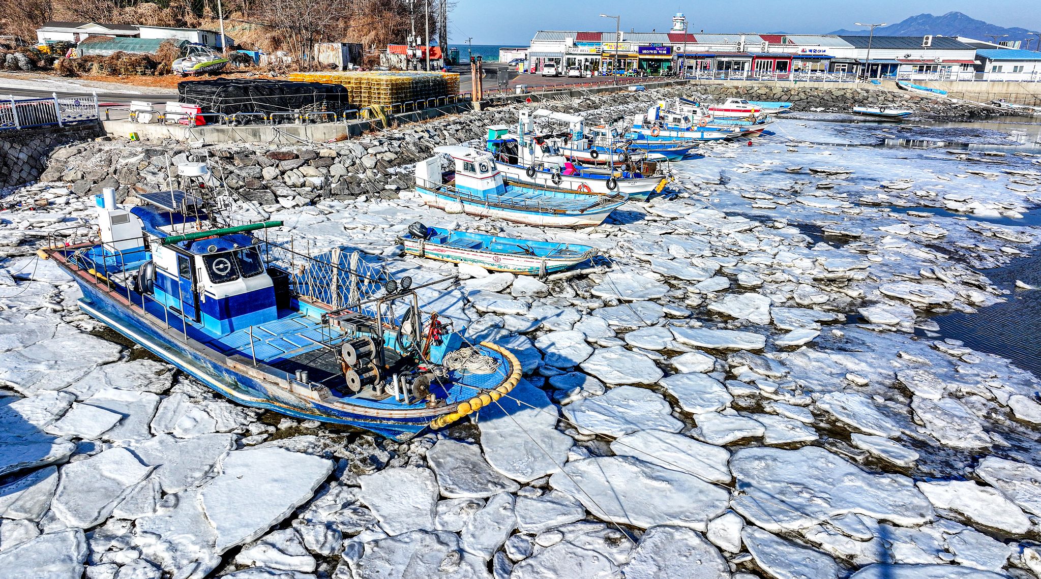 27일 인천 중구 영종도 예단포선착장의 갯벌이 얼어붙어 있다. 뉴스1