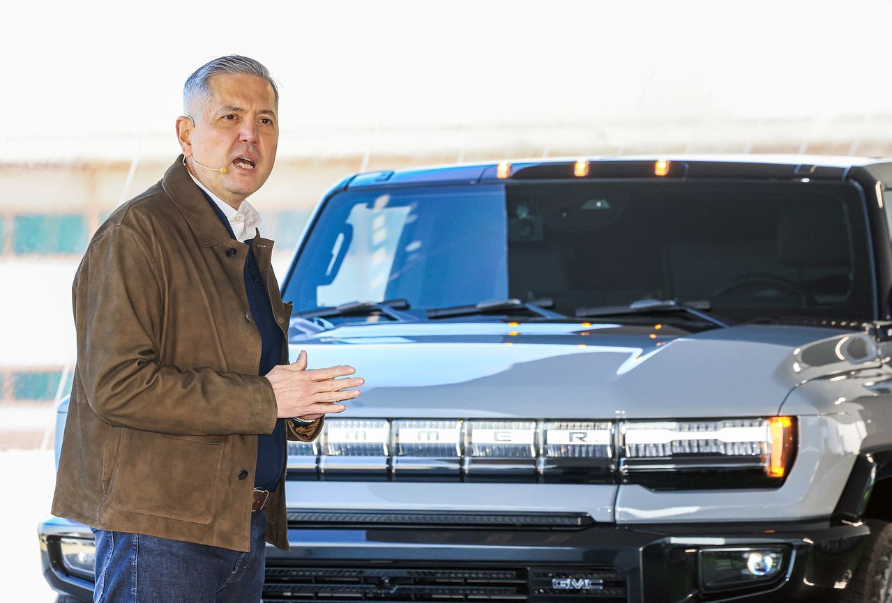 헥터 비자레알 한국GM 사장이 27일 경기 김포 한국타임즈항공에서 열린 GMC 브랜드 데이에서 프레젠테이션을 하고 있다. 뉴스1