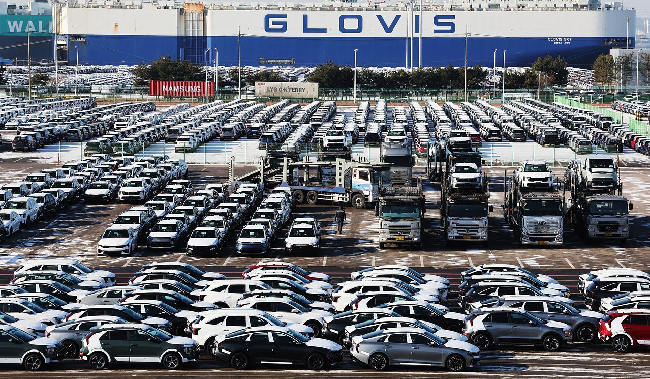 도널드 트럼프 미국 대통령이 한국 국회가 한미 간의 무역합의 이행에 필요한 법적 절차를 진행하지 않았다고 주장하며 한국산 제품에 대한 관세를 무역합의 이전 수준으로 다시 인상하겠다고 밝혔다. 사진은 27일 경기도 평택항에 수출용 차량이 세워져 있는 모습. 연합뉴스