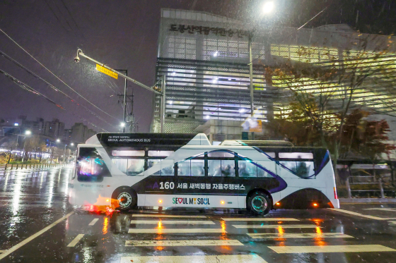 서울시 ‘새벽동행 자율주행버스(A160번)’가 도봉산역 광역환승센터를 출발해 운행 중이다. [뉴스1]