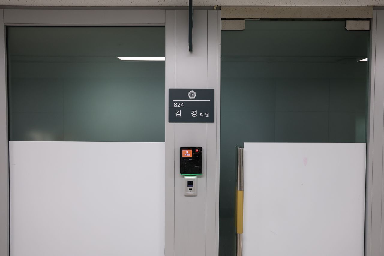 불 꺼진 김경 의원 연구실   (서울=연합뉴스) 신준희 기자 = 공천헌금 의혹에 이어 서울 강서구청장 출마 로비 의혹으로 경찰 수사를 받고 있는 김경 서울시의원이 사퇴 의사를 밝힌 가운데 27일 중구 서울시의회 별관에 위치한 김 의원 연구실에 불이 꺼져 있다. [연합뉴스]