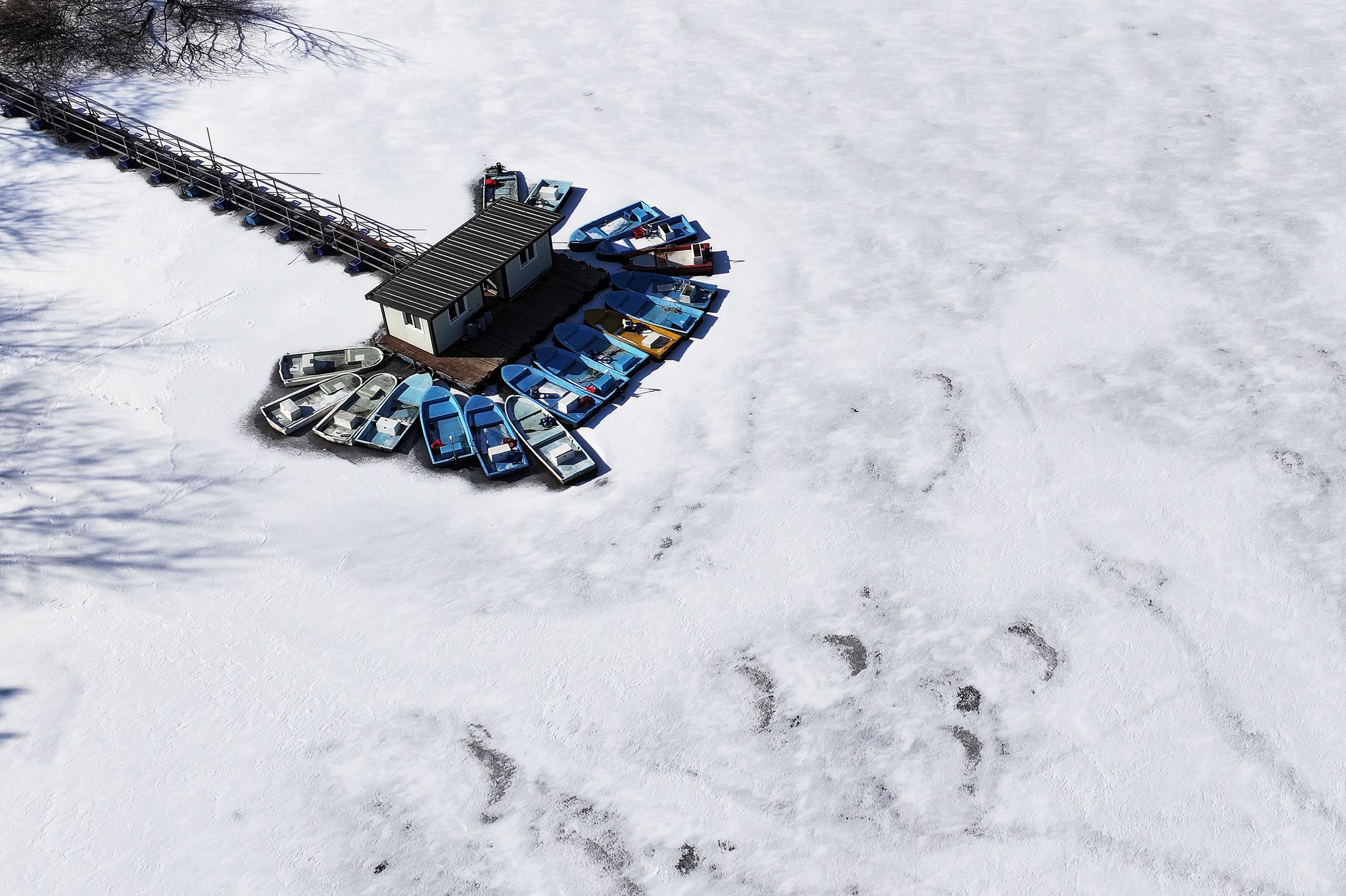 27일 경기도 안성시 금광호수 낚싯배가 얼음에 갇혀있다. 연합뉴스