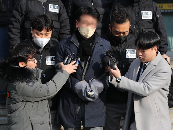 2024년 1월 이재명 대통령(당시 더불어민주당 대표)을 살해하려 흉기를 휘두른 혐의(살인미수)로 구속됐던 김모씨가 1월 10일 오전 부산 연제구 연제경찰서에서 검찰로 송치되고 있다. 김씨는 지난해 2월 대법원에서 징역 15년형이 확정됐다. 뉴스1