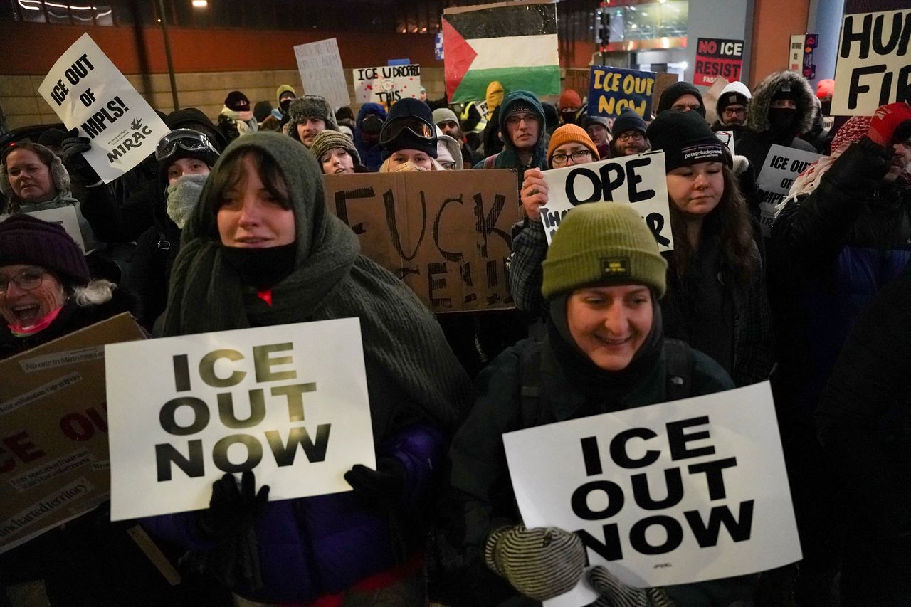 26일(현지시간) 미국 미네소타 주도 미네아폴리스에서 이민세관단속국(ICE)의 지나친 이민 단속에 항의하는 사람들이 시위를 벌이고 있다. 로이터=연합뉴스